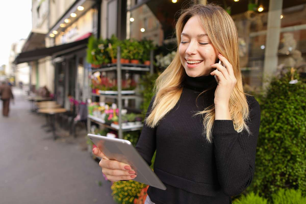 Cara mengelola cabang rumah makan, owner cek aplikasi POS dan telepon manajer cabang.