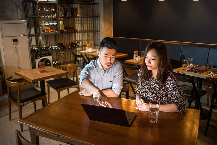 Cara menjadi pemimpin yang baik dengan melatih karyawan.