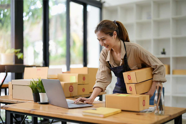 Pemilik bisnis sedang mempersiapkan bisnis makanan online.