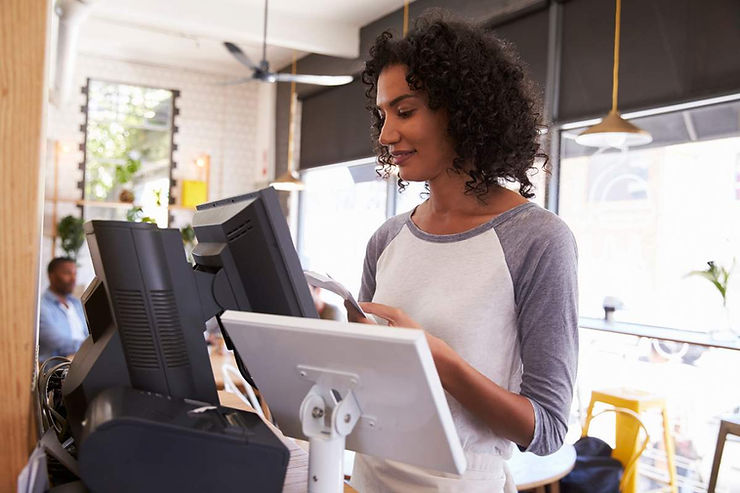 Karyawan memakai mesin kasir yang canggih dan lengkap, menerapkan cara memilih mesin kasir yang baik.