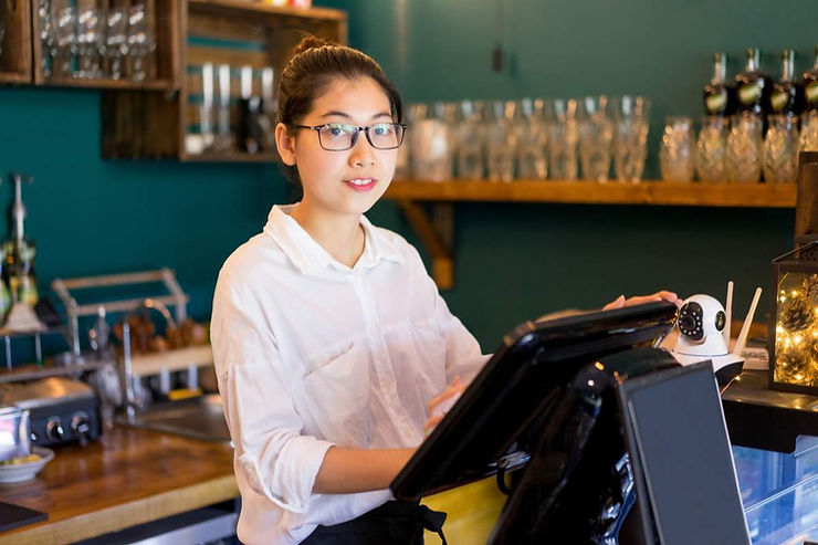 Kasir sedang menggunakan aplikasi kasir cafe