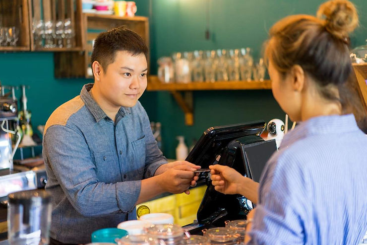 Manfaat menggunakan aplikasi kasir cafe, karyawan lebih mudah proses transaksi.