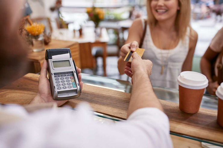 Pelanggan tengah melakukan proses pembayaran restoran pakai kartu kredit.