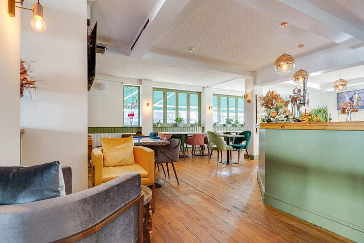 Cara memulai bisnis kedai kopi dengan interior yang apik.