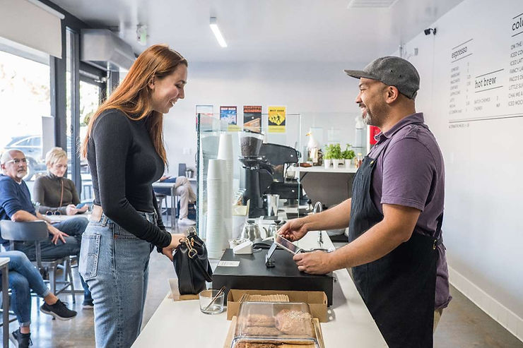 Barista sedang upselling produk sebagai cara meningkatkan jualan kedai.