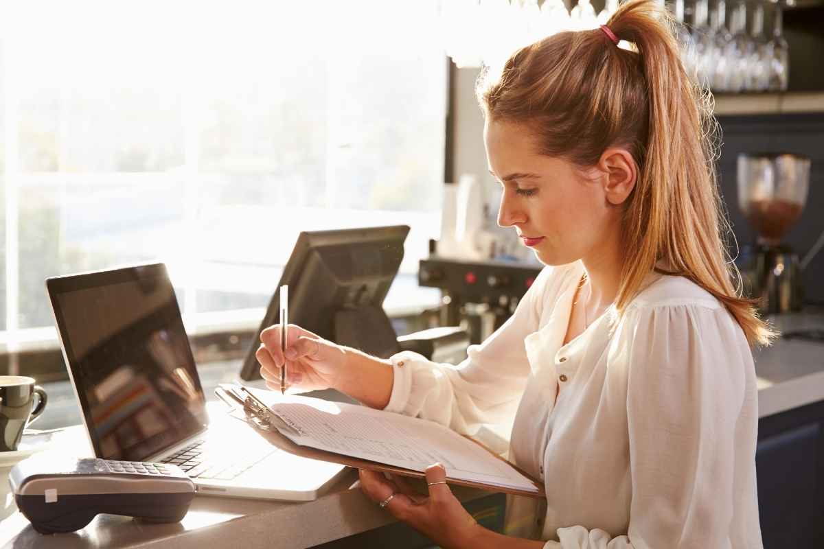 Pemilik bisnis cek keseluruhan proses manajemen cafe.