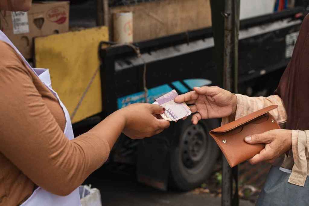 Owner menghitung biaya bahan baku tidak langsung dan melakukan pembelian.
