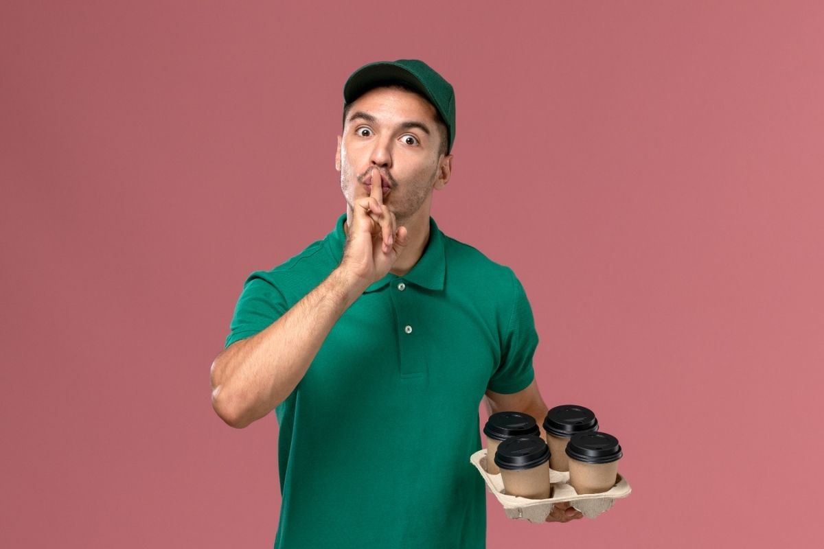 Driver mengantar orderan GoFood ke pelanggan.