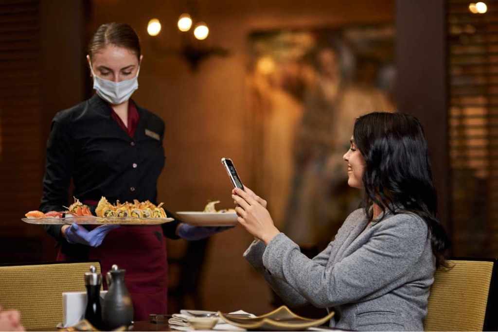 Pelayanan yang baik di restoran hotel dengan service charge.