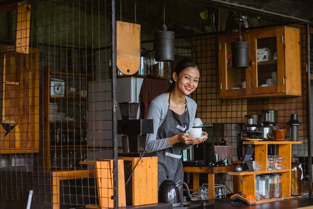 Barista menyajikan kopi di cafe di Malang.