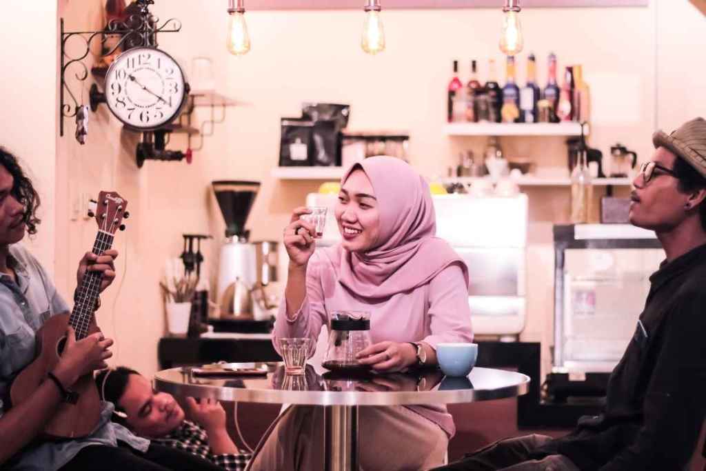 Pelanggan menikmati suasana santai di cafe Jogja 24 jam.