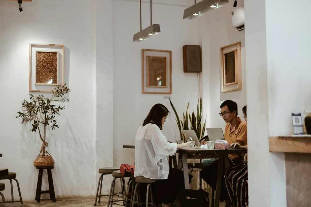 Contoh suasana tenang cafe Jogja 24 jam yang cocok untuk produktif.