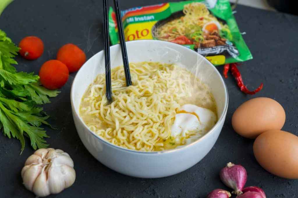 Menu Mie Instan Soto di usaha Warmindo.