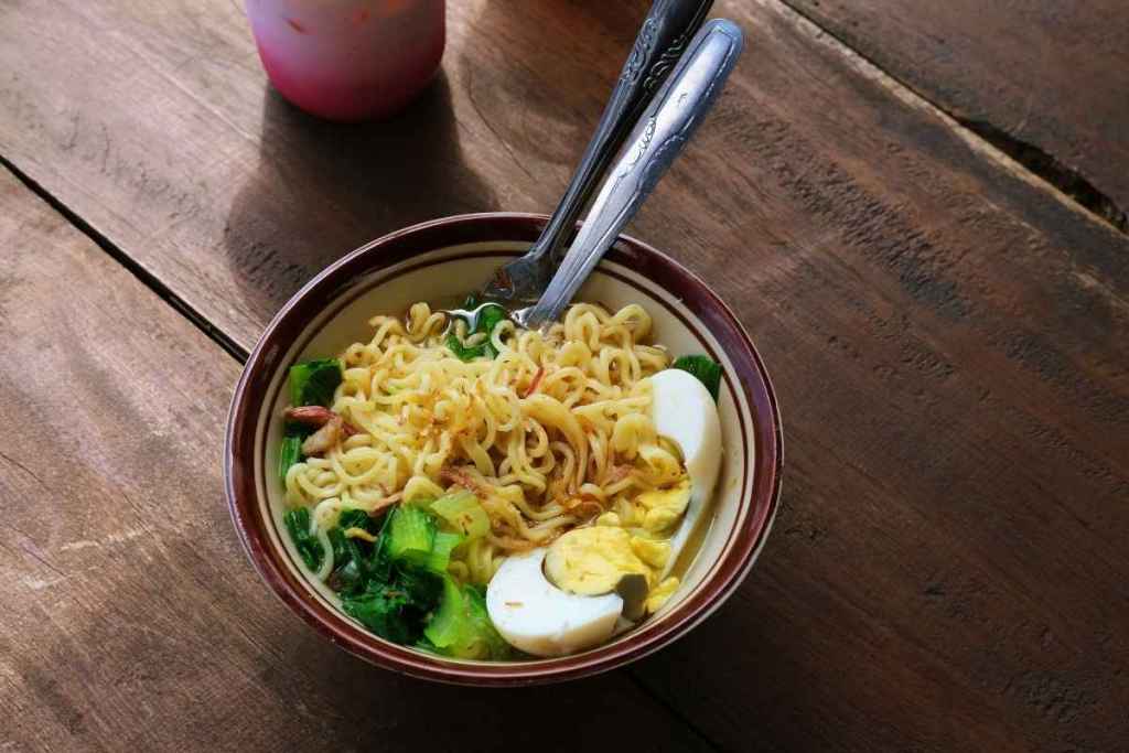 Menu mi favorit di usaha Warmindo.