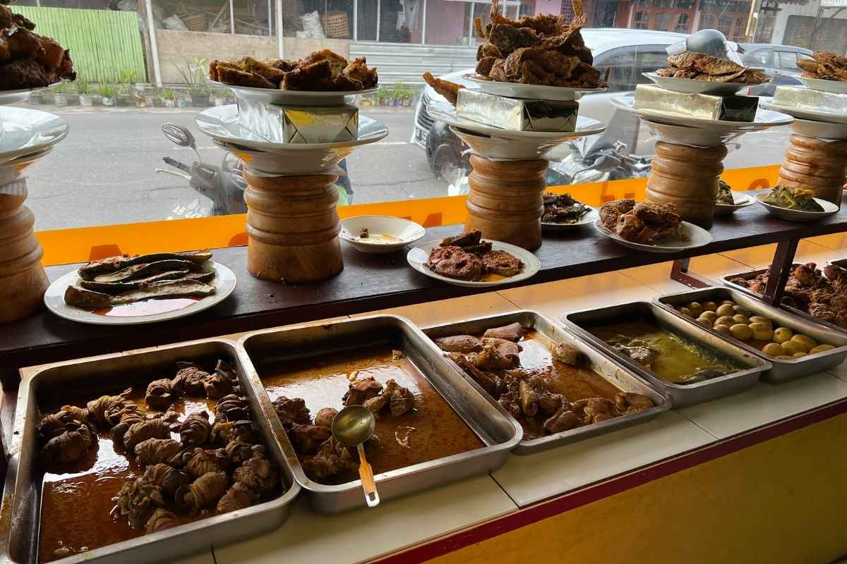 Berbagai pilihan lauk pada usaha nasi padang.