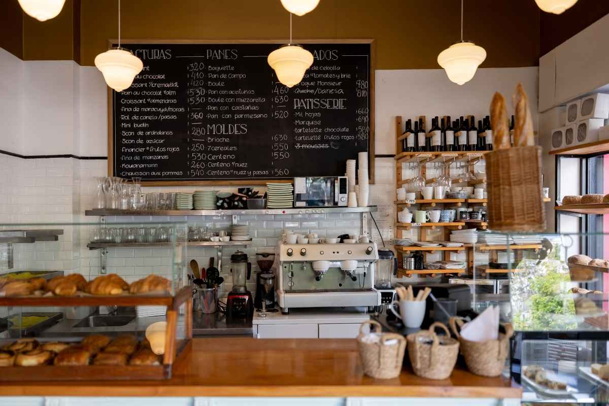 Contoh desain interior usaha waralaba kedai kopi.