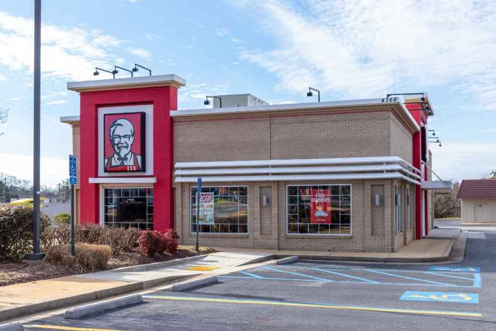 Gerai waralaba KFC sebagai jaringan franchise internasional.