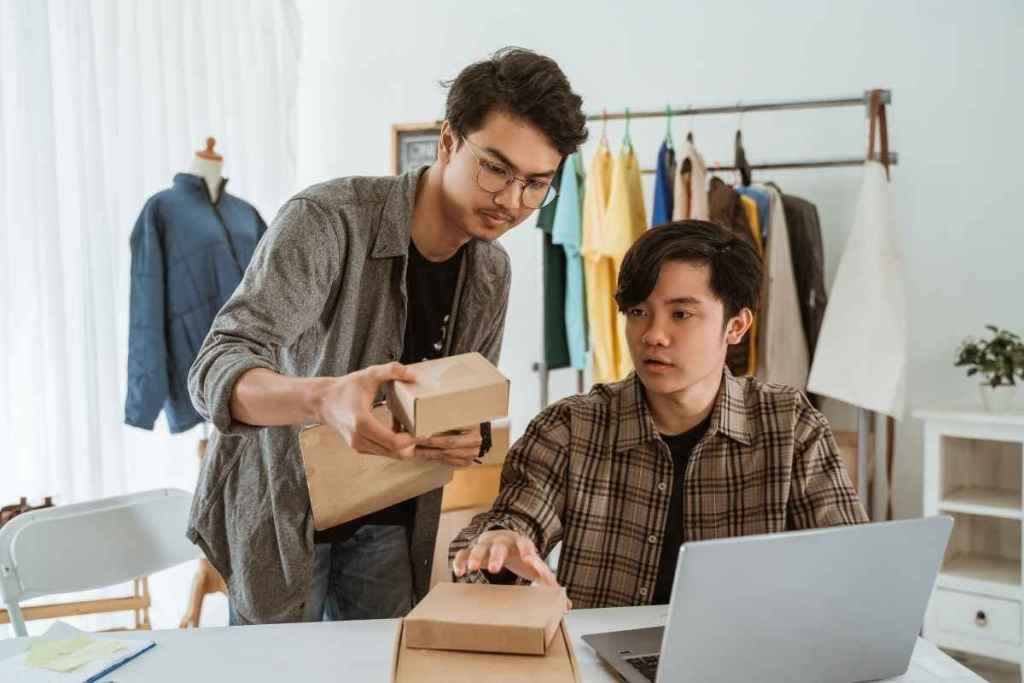 Reseller adalah sedang memilih packaging dan mengemas produk.
