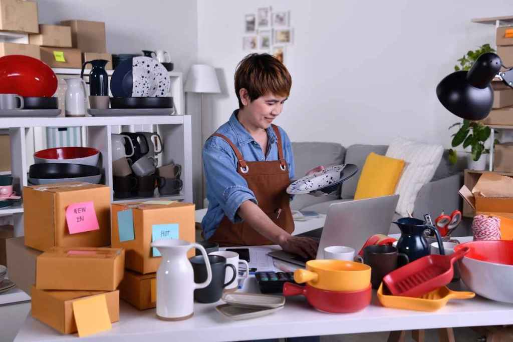 Reseller adalah sedang melakukan riset produk yang ingin dijual.