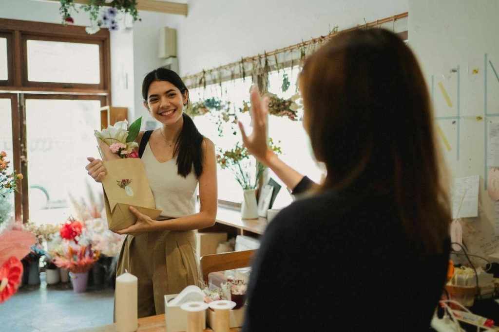 Customer adalah individu yang melakukan pembelian produk bunga.