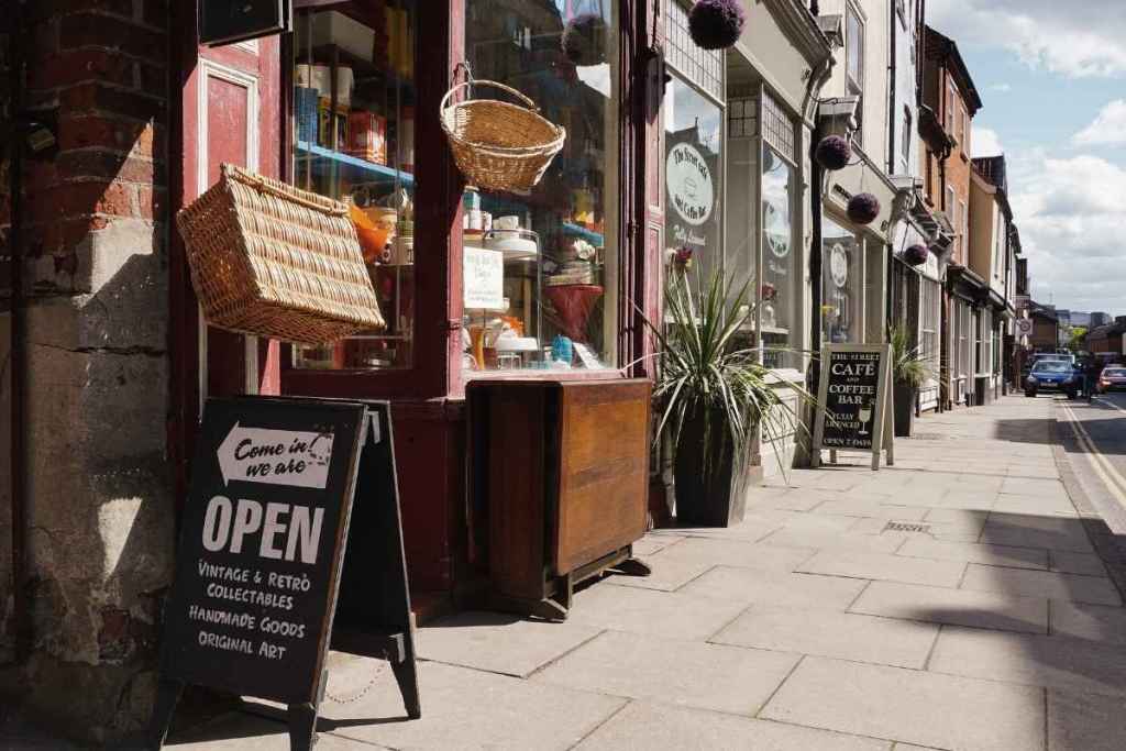 Outlet adalah tempat utama bagi kedai kopi melayani pelanggan secara langsung.