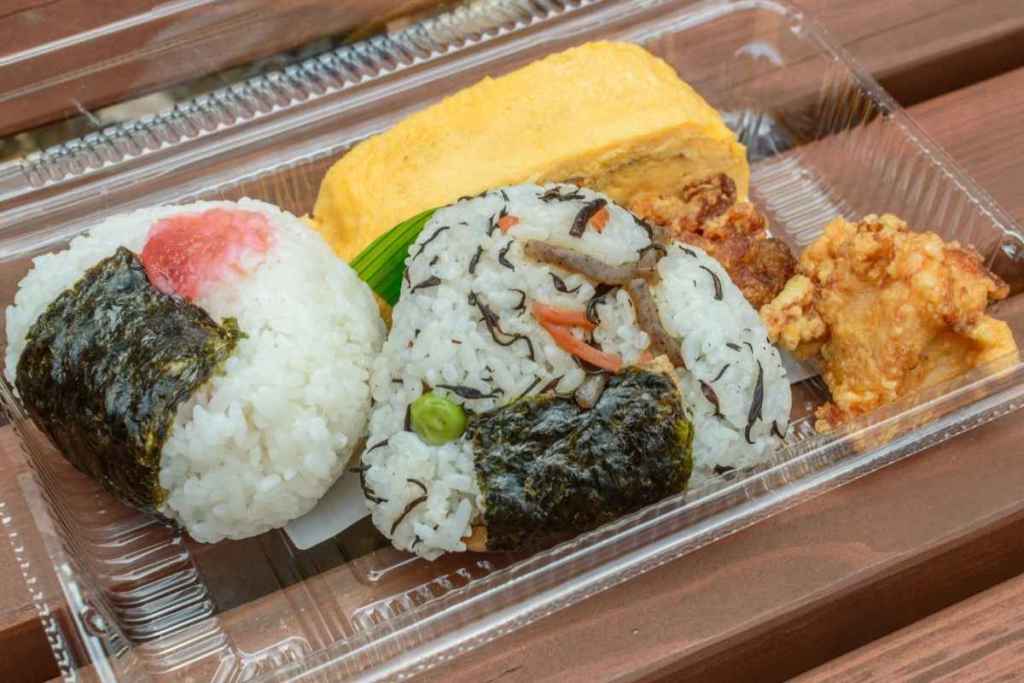 Contoh produk usaha nasi kepal dengan banyak lauk.