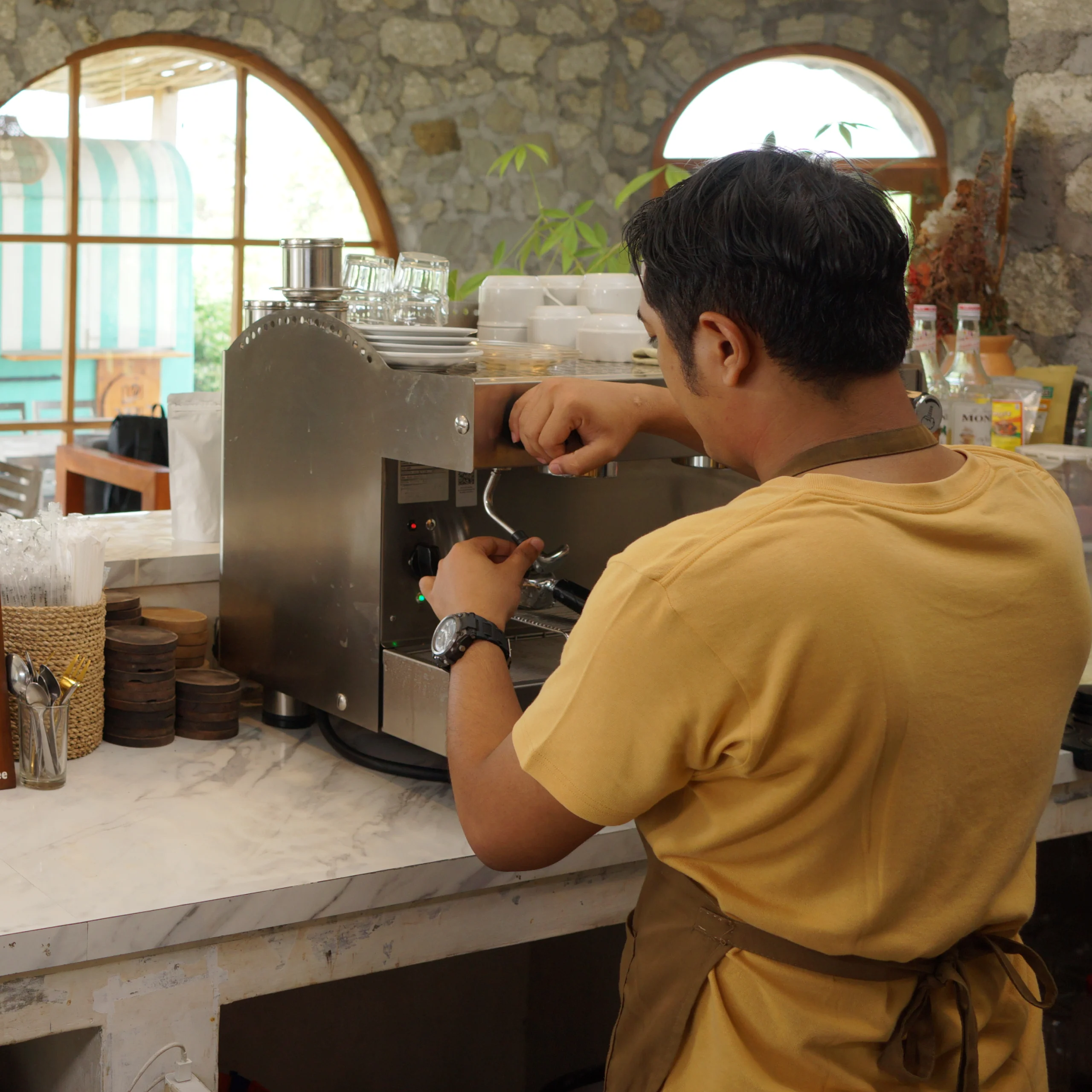 Barista langsung buat pesanan pelanggan di tempat