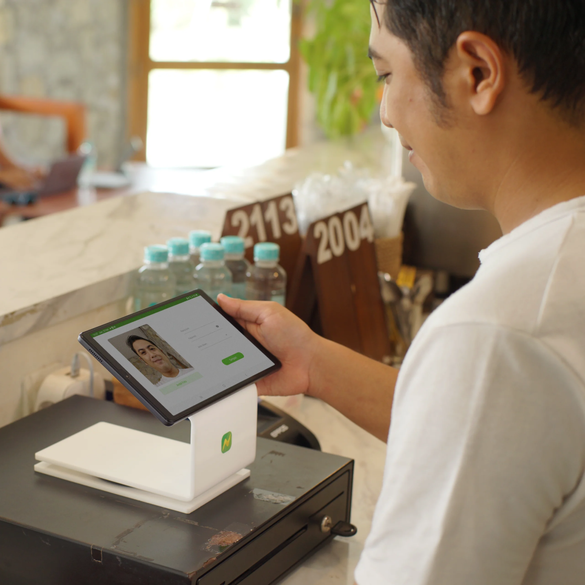 Karyawan ambil foto selfie melalui fitur Absensi Nutapos