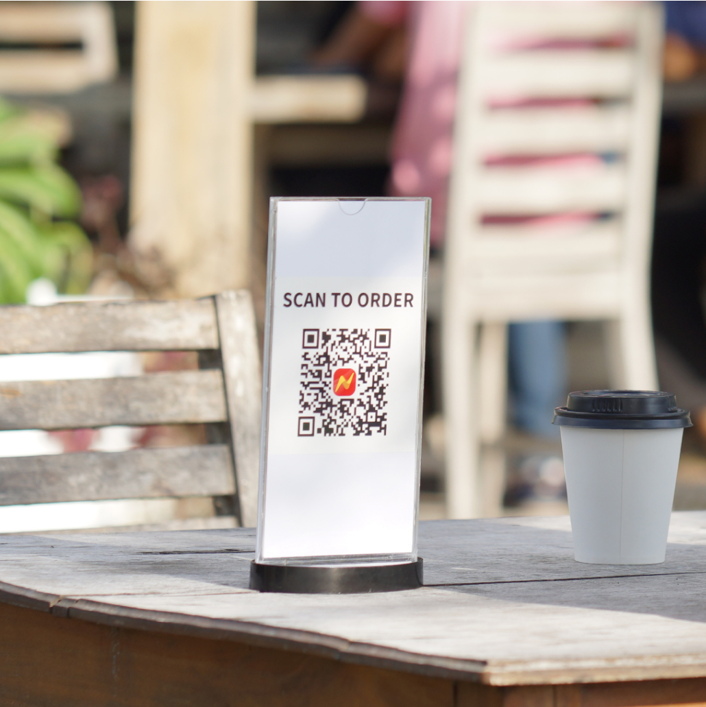 Tampilan QR code menu di meja restoran