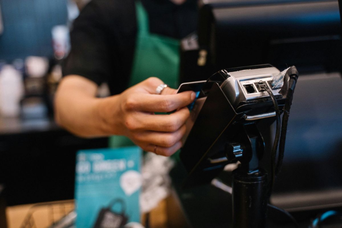 Sistem kasir hybrid yang terintegrasi dengan pembayaran digital.