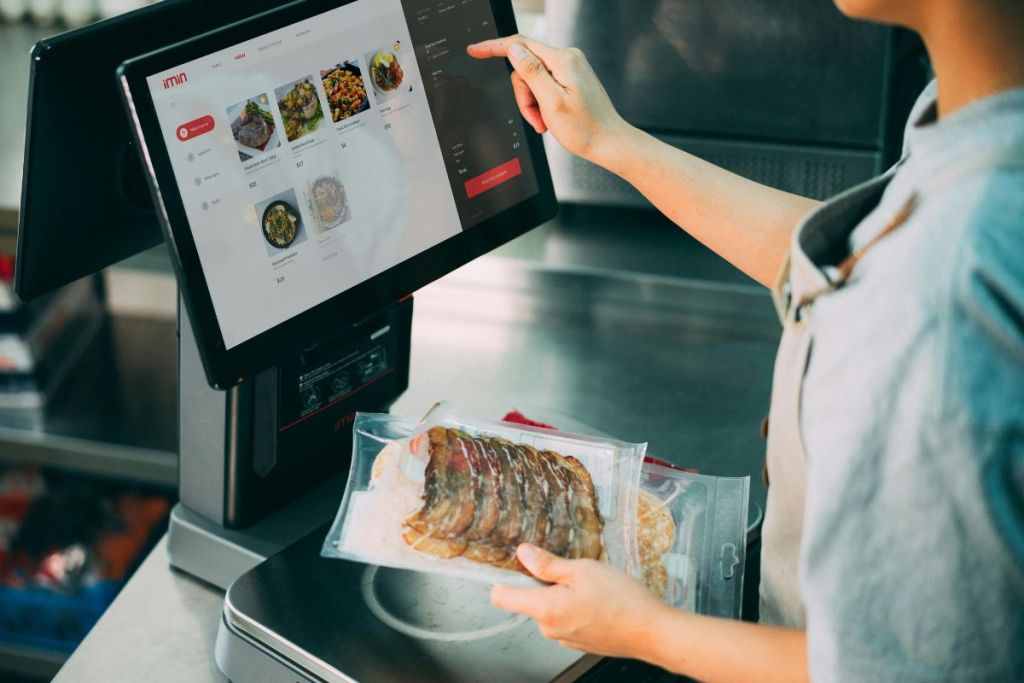 Staf kasir input penjualan pada POS offline.